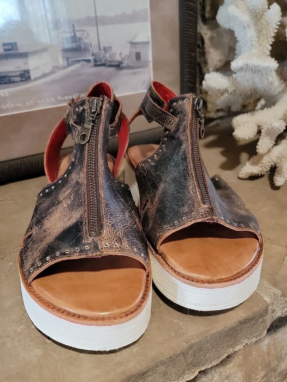 Bed/Stu Clancy  Sz 10 Women's Brown Leather Zip Front Platform Sandals